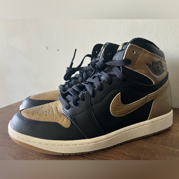Jordan 1 Retro High OG
Black Metallic Gold - Picture 1 of 10